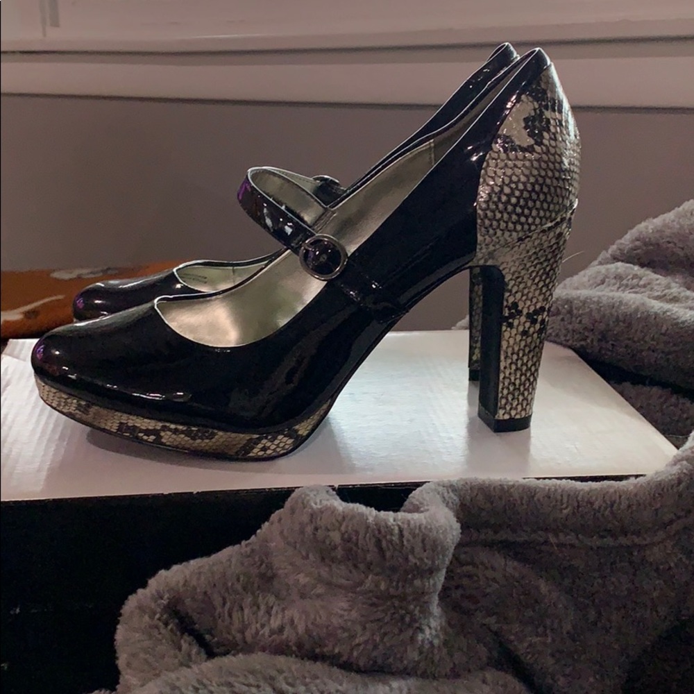 Alfani patent and snakeskin Mary-janes size 7